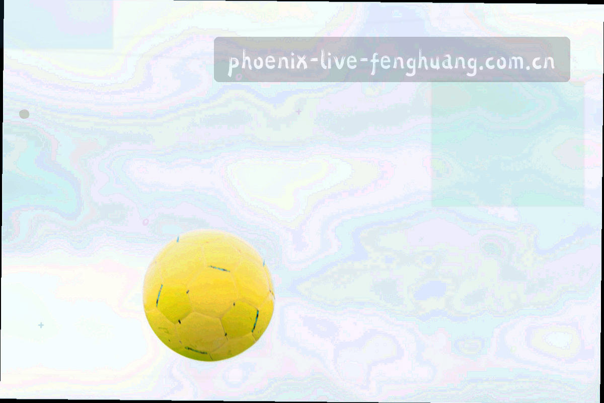 夜班值班台桌面，电话、耳机与笔记本，暖色台灯照亮键盘